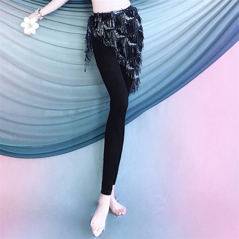 The square-flowing turban is dark blue
